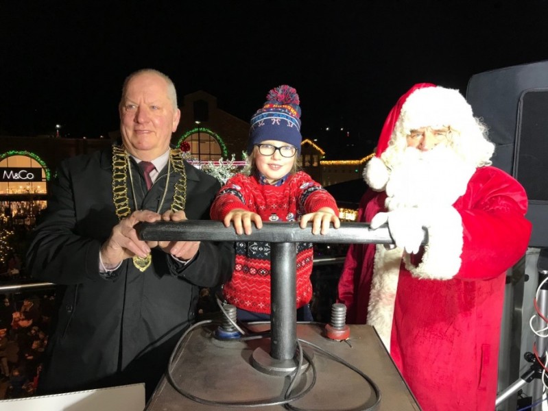 Crowds turn out for Fox Valleys BIG lights Switch On