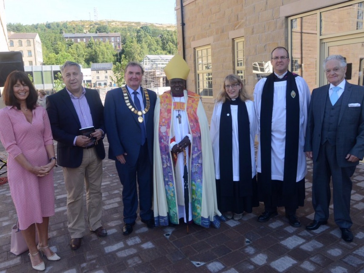 Hundreds attend open air service at Fox Valley